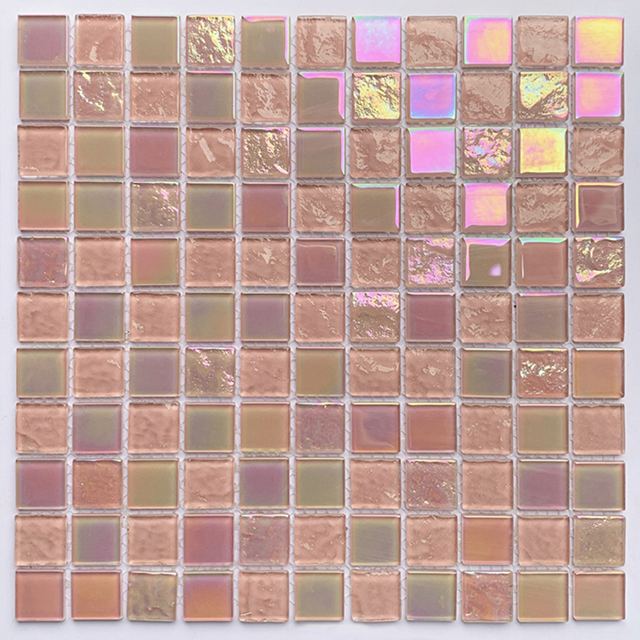 Azulejos de mosaico de vidrio rosa con superficie de arco iris iridiscente